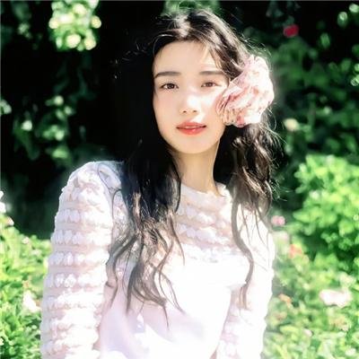 穿盔甲的少女